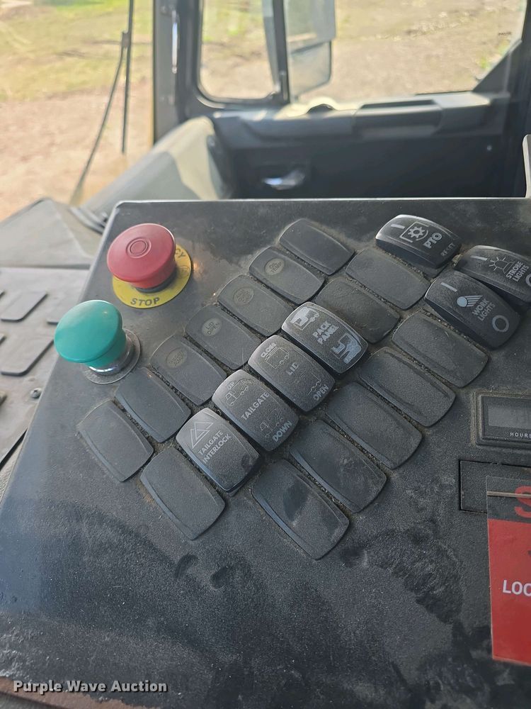 image for item DO7885 2016 Peterbilt 320 refuse truck