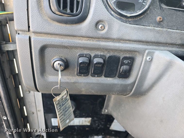 image for item DO7885 2016 Peterbilt 320 refuse truck