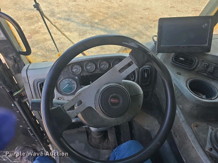 image for item DO7885 2016 Peterbilt 320 refuse truck