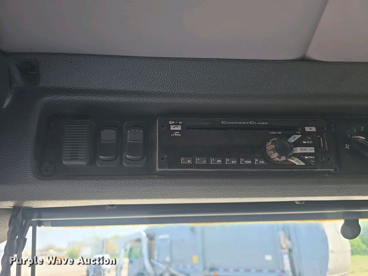 image for item DO7885 2016 Peterbilt 320 refuse truck