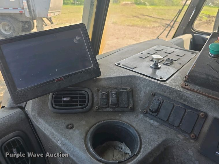 image for item DO7885 2016 Peterbilt 320 refuse truck