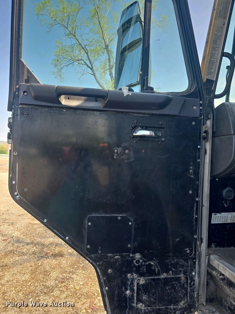 image for item DO7885 2016 Peterbilt 320 refuse truck