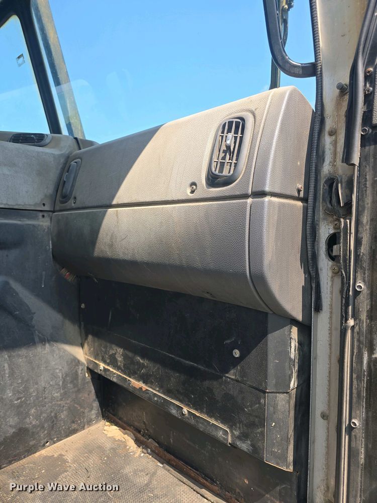 image for item DO7885 2016 Peterbilt 320 refuse truck