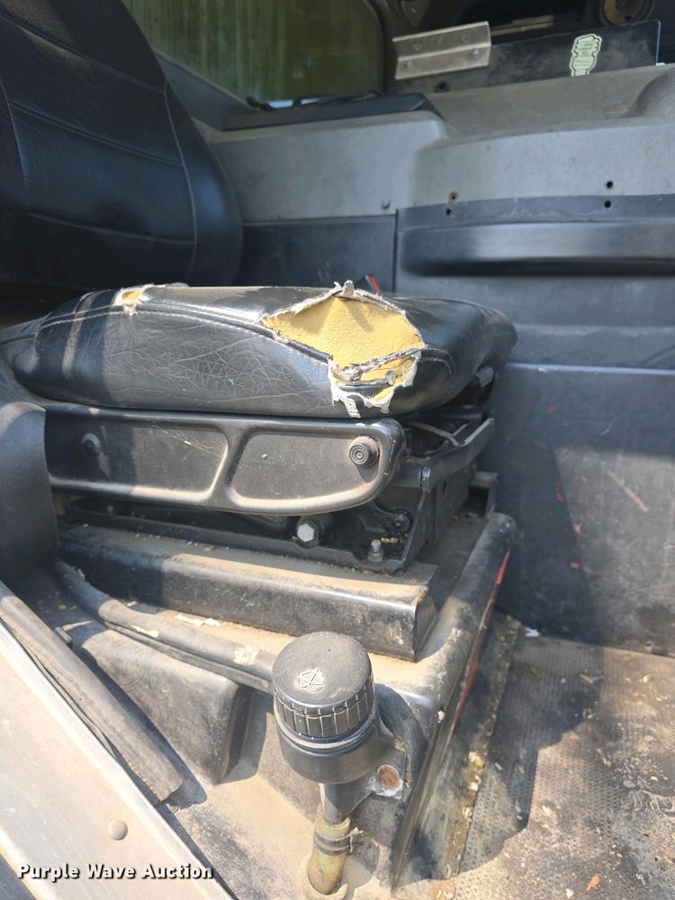 image for item DO7885 2016 Peterbilt 320 refuse truck