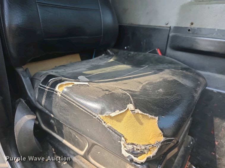 image for item DO7885 2016 Peterbilt 320 refuse truck