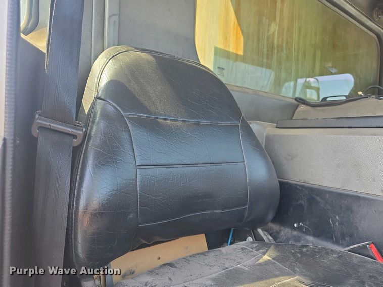 image for item DO7885 2016 Peterbilt 320 refuse truck