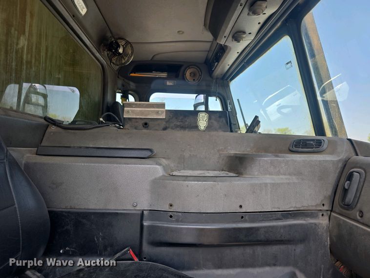 image for item DO7885 2016 Peterbilt 320 refuse truck