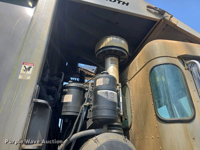 image for item DO7885 2016 Peterbilt 320 refuse truck