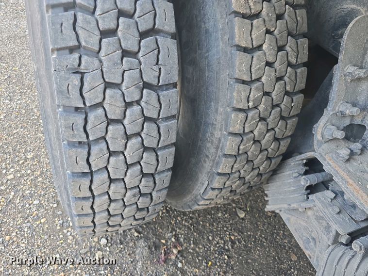 image for item DO7885 2016 Peterbilt 320 refuse truck