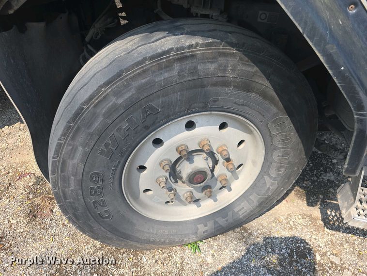 image for item DO7885 2016 Peterbilt 320 refuse truck