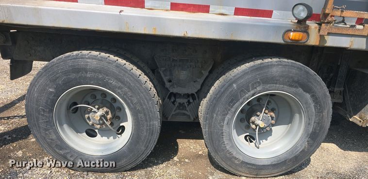 image for item DO7885 2016 Peterbilt 320 refuse truck