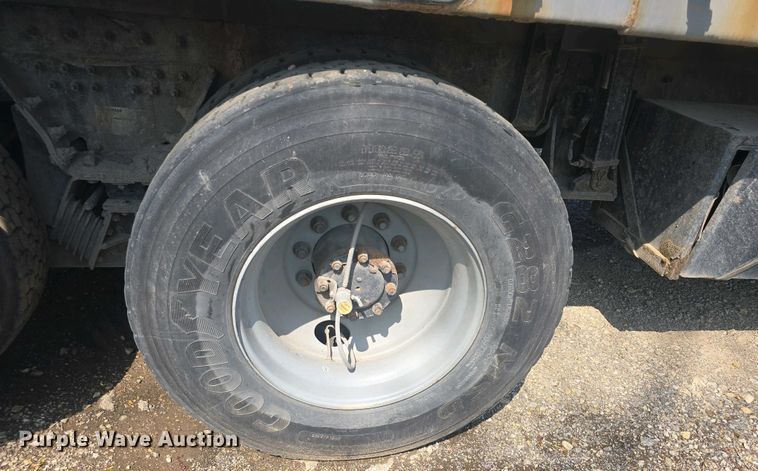 image for item DO7885 2016 Peterbilt 320 refuse truck