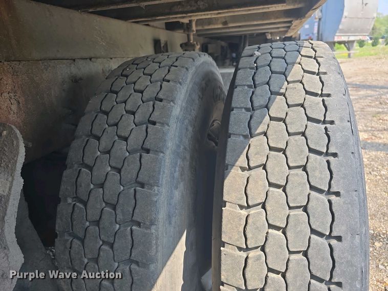 image for item DO7885 2016 Peterbilt 320 refuse truck