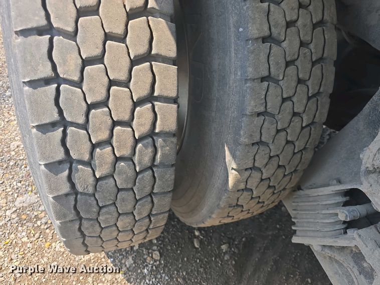 image for item DO7885 2016 Peterbilt 320 refuse truck