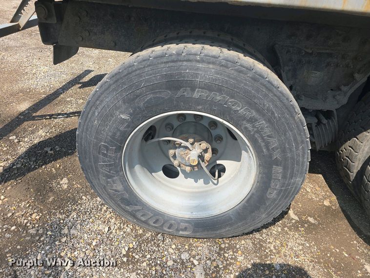 image for item DO7885 2016 Peterbilt 320 refuse truck