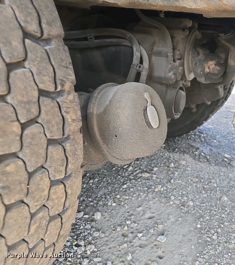 image for item DO7885 2016 Peterbilt 320 refuse truck