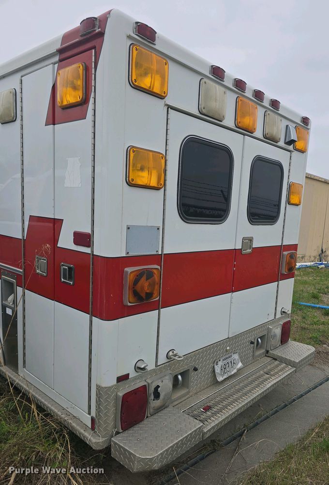 image for item DO7893 1994 Ford E350 ambulance