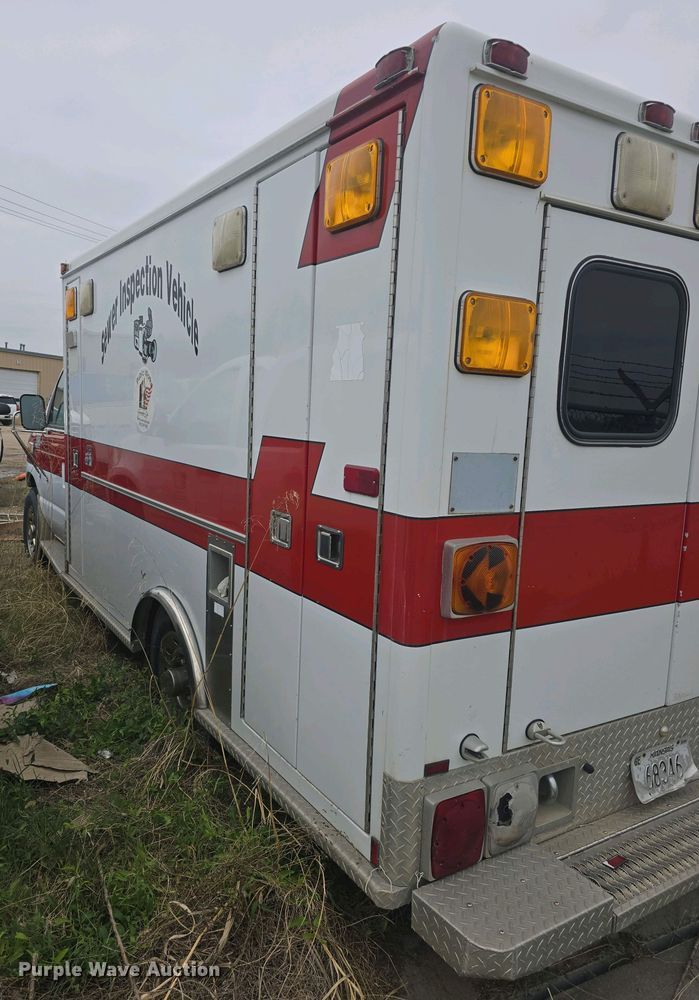 image for item DO7893 1994 Ford E350 ambulance