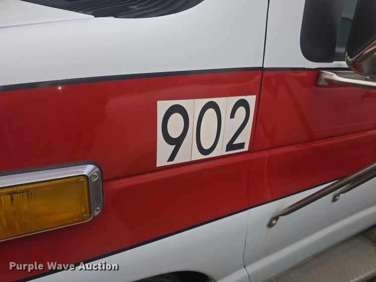 image for item DO7893 1994 Ford E350 ambulance