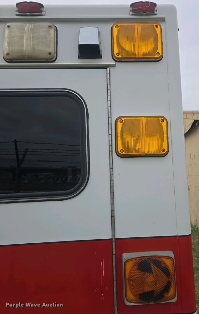 image for item DO7893 1994 Ford E350 ambulance