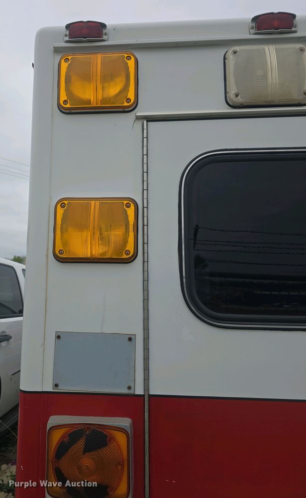 image for item DO7893 1994 Ford E350 ambulance