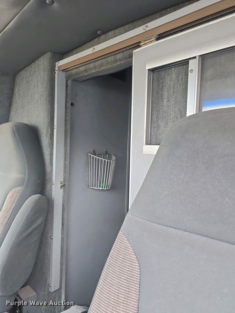 image for item DO7893 1994 Ford E350 ambulance