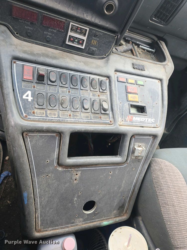 image for item DO7893 1994 Ford E350 ambulance