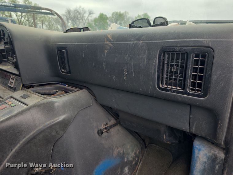 image for item DO7893 1994 Ford E350 ambulance