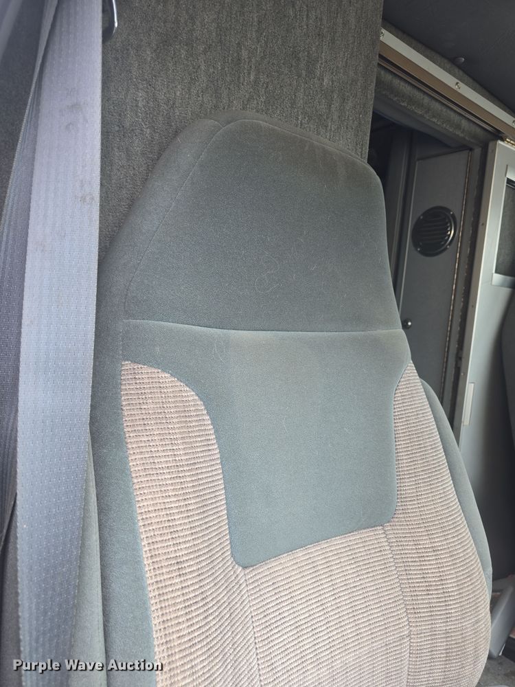 image for item DO7893 1994 Ford E350 ambulance