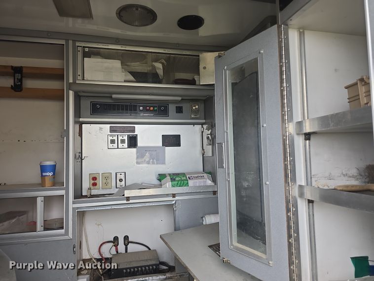 image for item DO7893 1994 Ford E350 ambulance