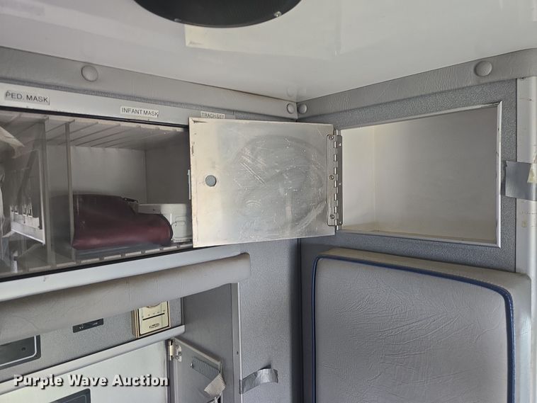 image for item DO7893 1994 Ford E350 ambulance