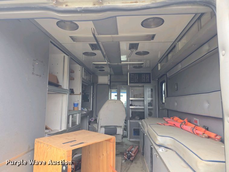 image for item DO7893 1994 Ford E350 ambulance
