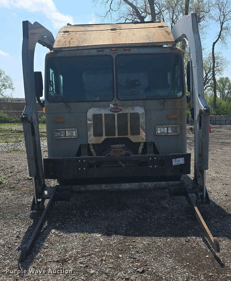 image for item DO7901 2017 Peterbilt 320 refuse truck