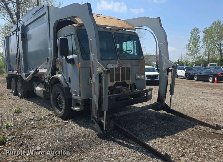image for item DO7901 2017 Peterbilt 320 refuse truck