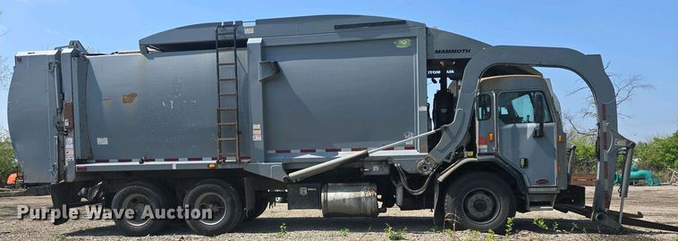 image for item DO7901 2017 Peterbilt 320 refuse truck