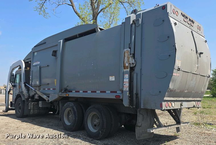 image for item DO7901 2017 Peterbilt 320 refuse truck