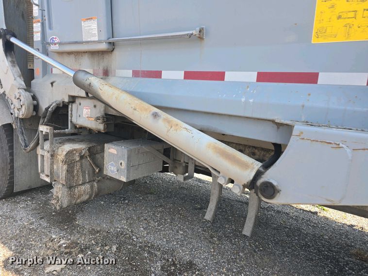 image for item DO7901 2017 Peterbilt 320 refuse truck