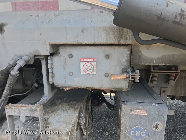 image for item DO7901 2017 Peterbilt 320 refuse truck