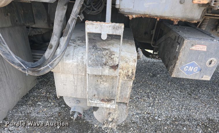 image for item DO7901 2017 Peterbilt 320 refuse truck