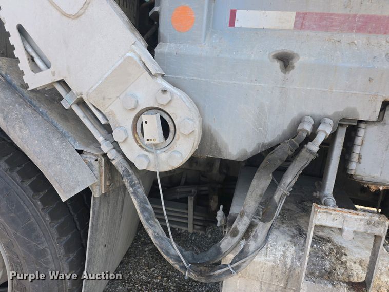 image for item DO7901 2017 Peterbilt 320 refuse truck