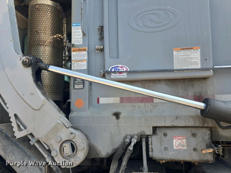 image for item DO7901 2017 Peterbilt 320 refuse truck