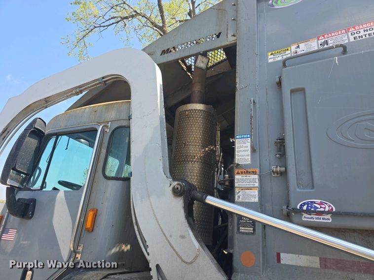 image for item DO7901 2017 Peterbilt 320 refuse truck