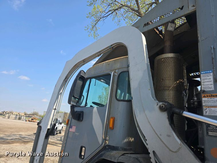 image for item DO7901 2017 Peterbilt 320 refuse truck