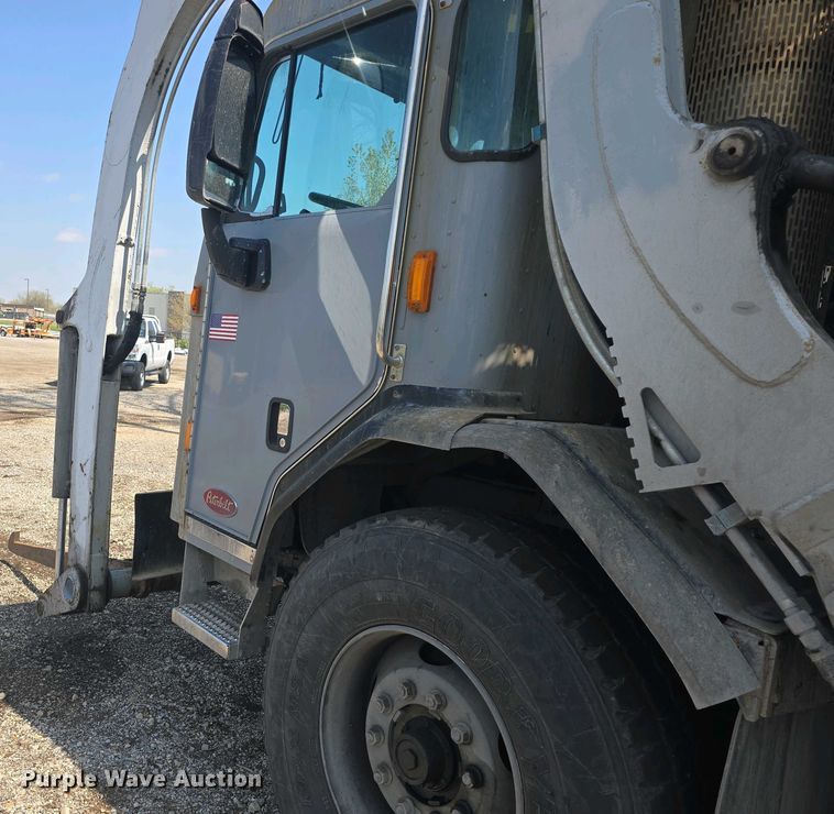 image for item DO7901 2017 Peterbilt 320 refuse truck