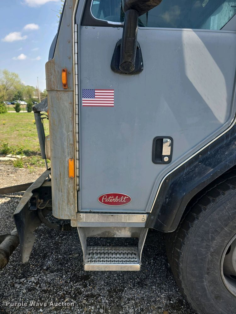 image for item DO7901 2017 Peterbilt 320 refuse truck