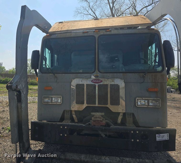 image for item DO7901 2017 Peterbilt 320 refuse truck