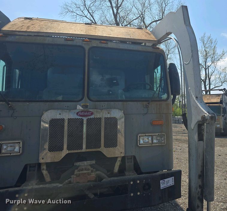 image for item DO7901 2017 Peterbilt 320 refuse truck