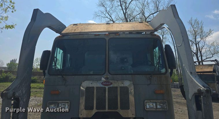 image for item DO7901 2017 Peterbilt 320 refuse truck