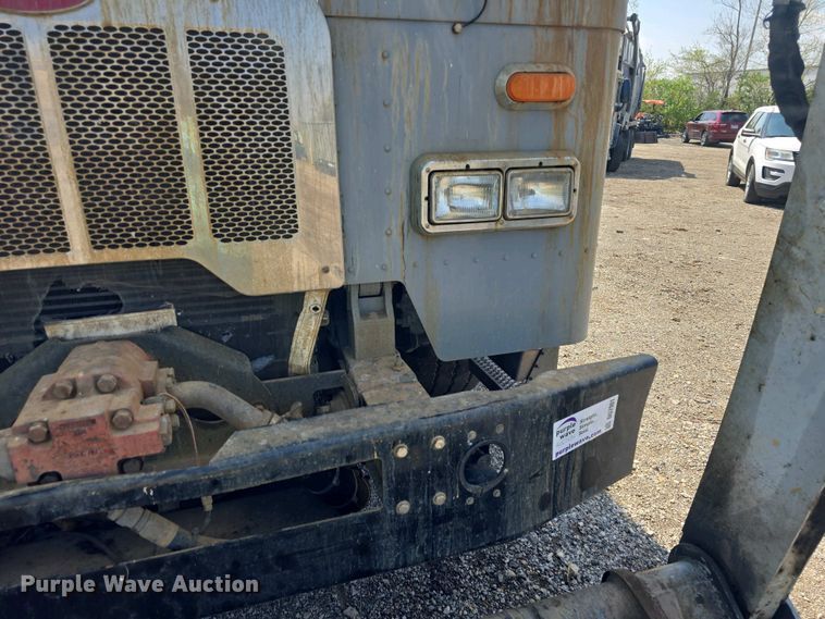 image for item DO7901 2017 Peterbilt 320 refuse truck