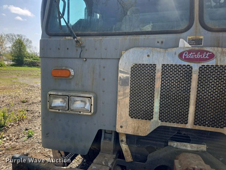 image for item DO7901 2017 Peterbilt 320 refuse truck